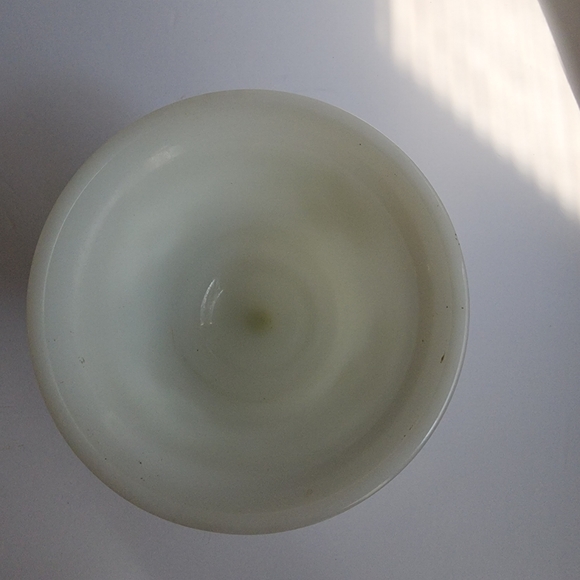Milk glass vase - Picture 5 of 12